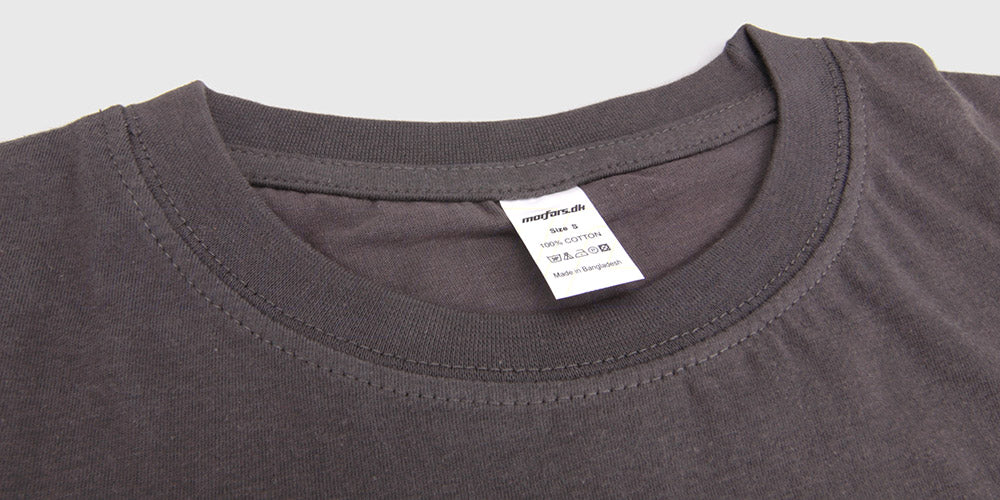 Grå Morfars.dk T-shirt Race Dept. med rødt og hvidt logo på brystet.