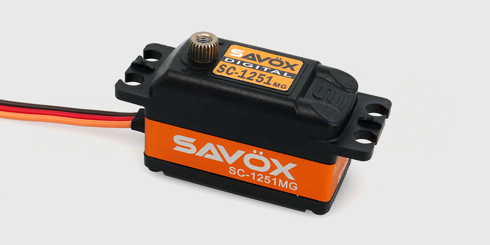 Savox SC-1251MG lavprofil digital servo med orange aluminiumshus og metaltandhjul til fjernstyrede biler.