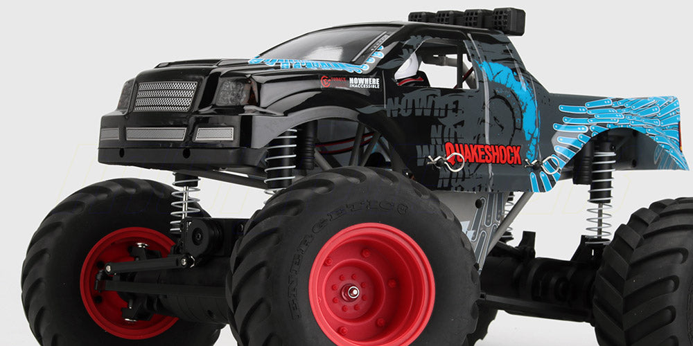 Grøn Quakeshock fjernstyret monstertruck med store dæk kører i græsset.