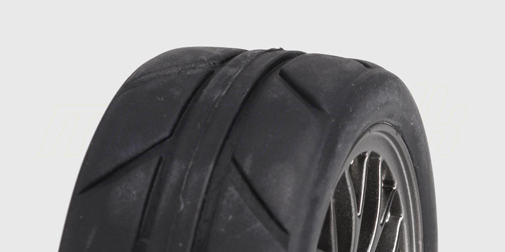 To sæt Sniper ORG dæk med orange fælge monteret på sorte hjul til fjernstyret bil.