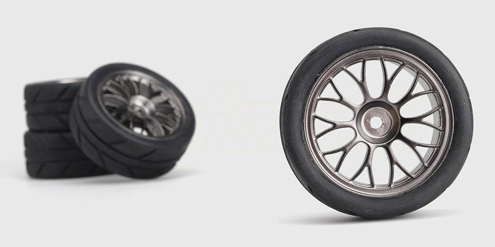 To sorte Sniper ORG offroad dæk med groft mønster monteret på hvide fælge til fjernstyret bil.