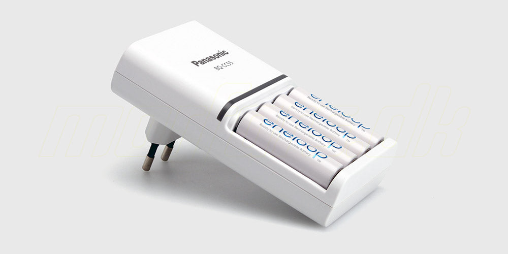 Panasonic Eneloop batterioplader i hvid plast inklusiv fire genopladelige AA-batterier på 1900mAh.