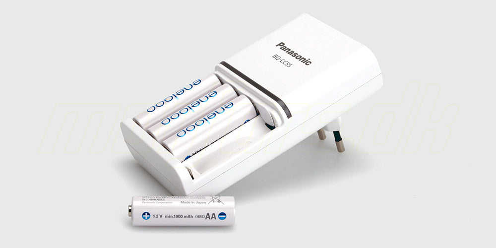 Hvid Eneloop batterioplader inklusiv 4 genopladelige 1900mAh AA batterier til effektiv opladning.