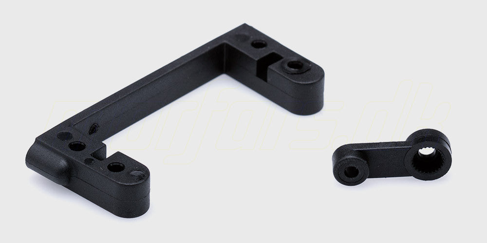 Servoarm med styrestang og kugleled monteret som et komplet servo linkage sæt til fjernstyrede biler.