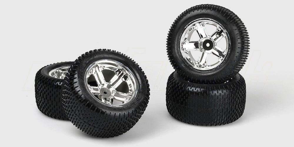 Hjulsæt med fire sorte offroad-dæk og skinnende kromfælge til fjernstyret bil.