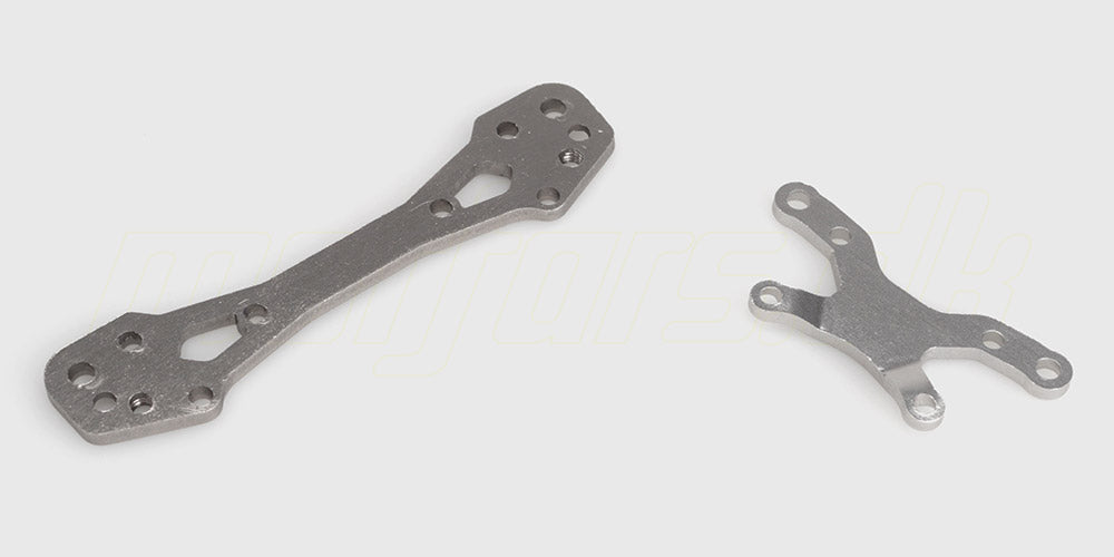 To blå anodiserede Vortex aluminium støddæmpertårne til fjernstyret bil vist på en hvid baggrund.