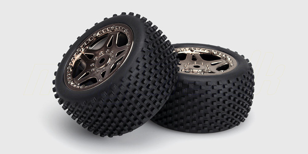 To Vortex baghjul med sorte fælge og groft dækmønster til fjernstyret bil vist på en hvid baggrund.