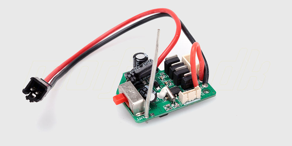 Sort ESC og modtager enhed til fjernstyret bil med ledninger og rødt stik vist på hvid baggrund.