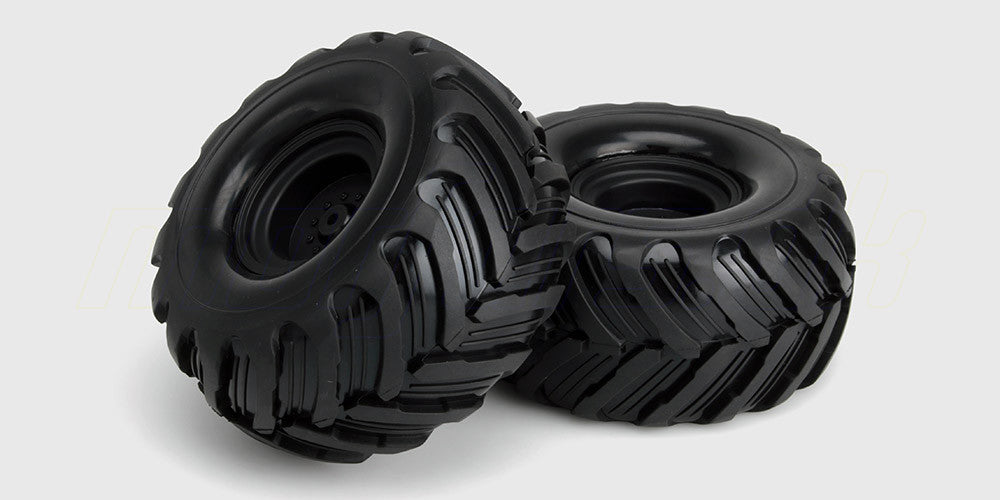 To sorte baghjul med mønstrede dæk til fjernstyrede off-road biler.