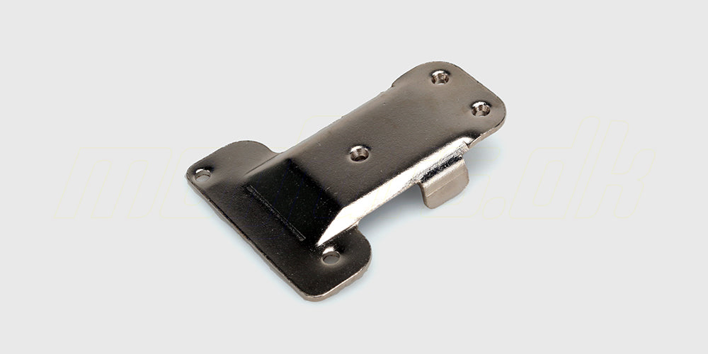 Sølvfarvet Hurricane upgrade bundskjold i metal til beskyttelse af chassis på en fjernstyret bil.