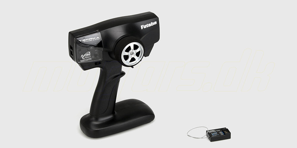 Sort Futaba 3PRKA ratradio med modtager til fjernstyret bil vist på hvid baggrund.