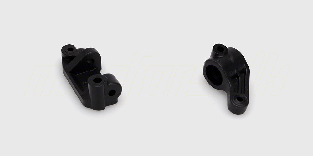 Sorte hub carriers og steering hubs til højre forhjul på en Hammer fjernstyret bil.