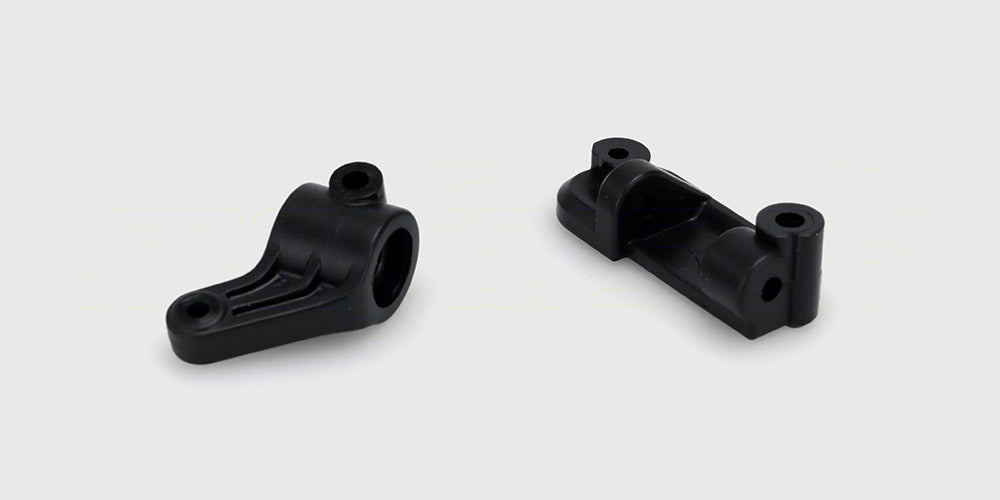 Sorte Hammer front hub carriers og steering hubs i plast til venstre side af en fjernstyret bil.