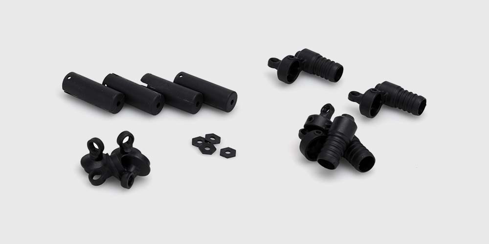 To sorte støddæmpere monteret med sorte fjedre og metaldele til en fjernstyret bil.