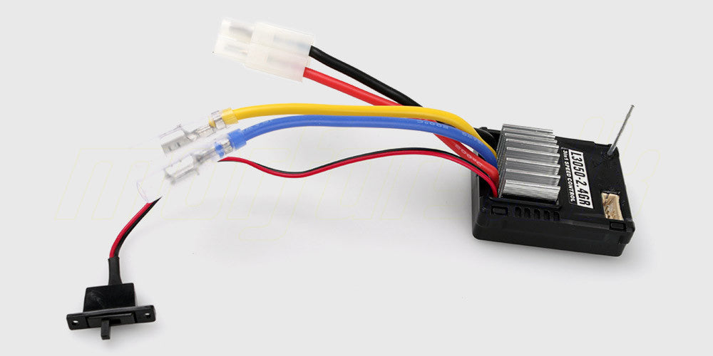 Sort 3-i-1 ESC-modtagerenhed til fjernstyrede biler med synlige ledninger og hvidt stik.