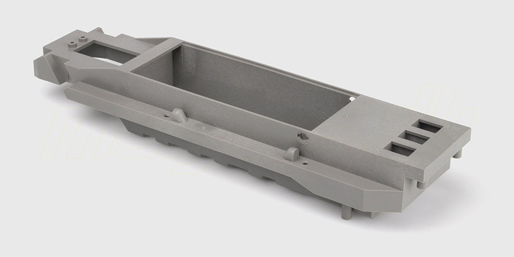 Robust sort plastchassis til fjernstyret bil set fra siden med detaljeret struktur og monteringshuller.