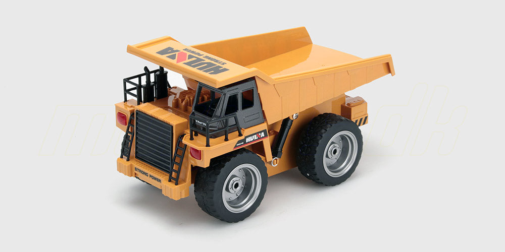 Gul fjernstyret dumper i plast med bevægeligt lad til leg i sandkassen.