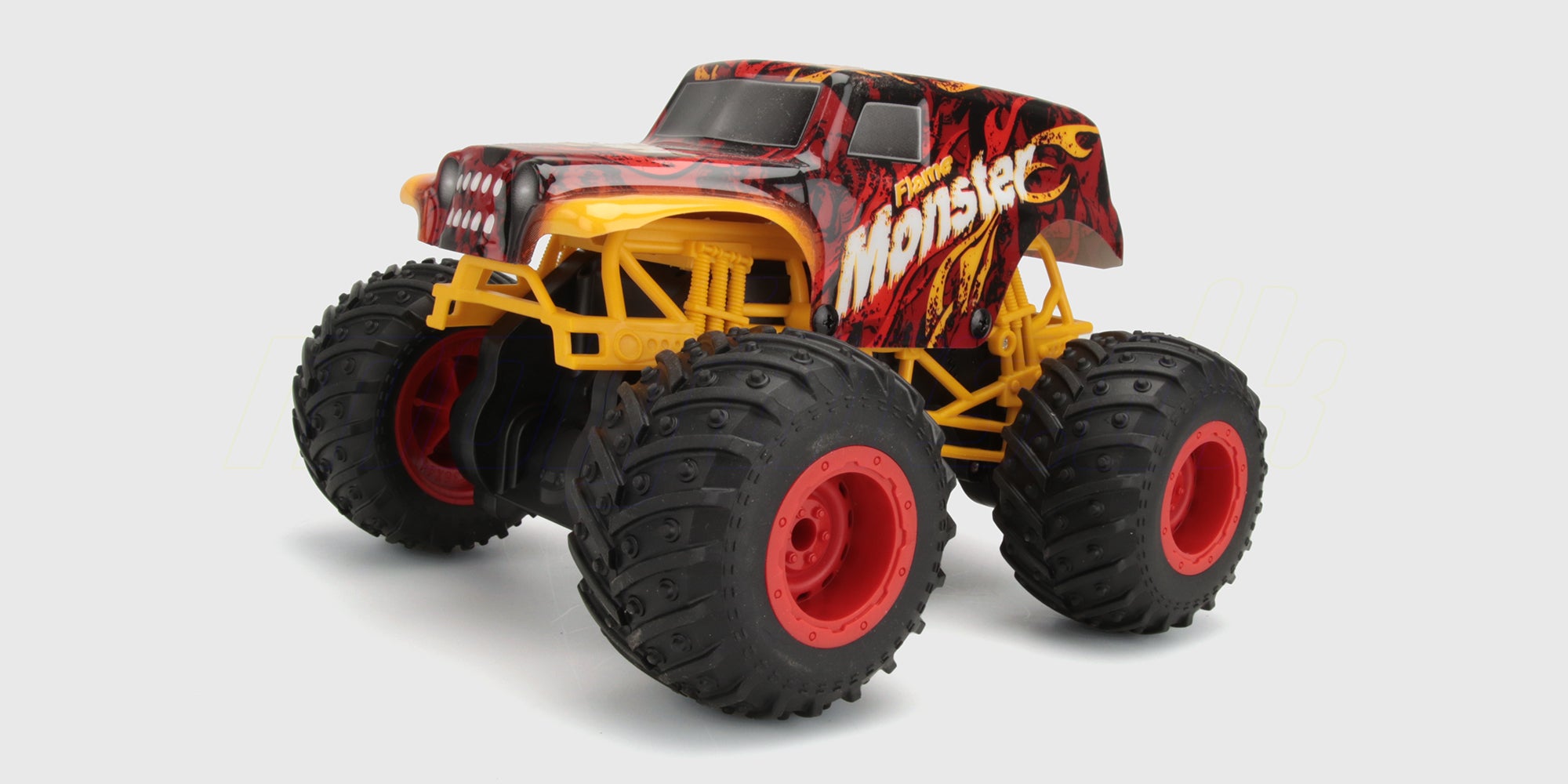 Gul Flash4 monster truck med store offroad-hjul i vild kørsel gennem vandpytter og mudder.