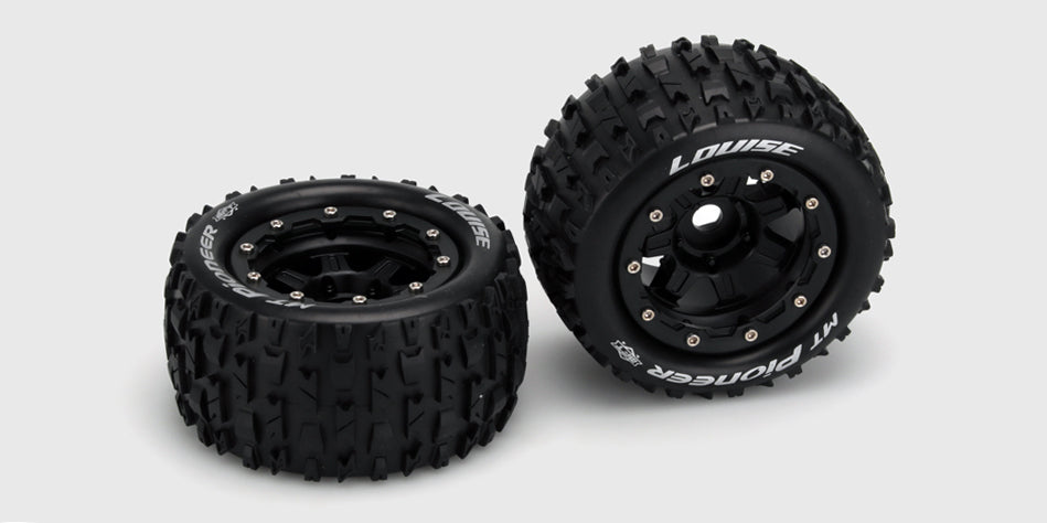 To sorte MT-Pioneer Maxx monster truck hjul med grove dæk og sorte fælge til fjernstyret bil.