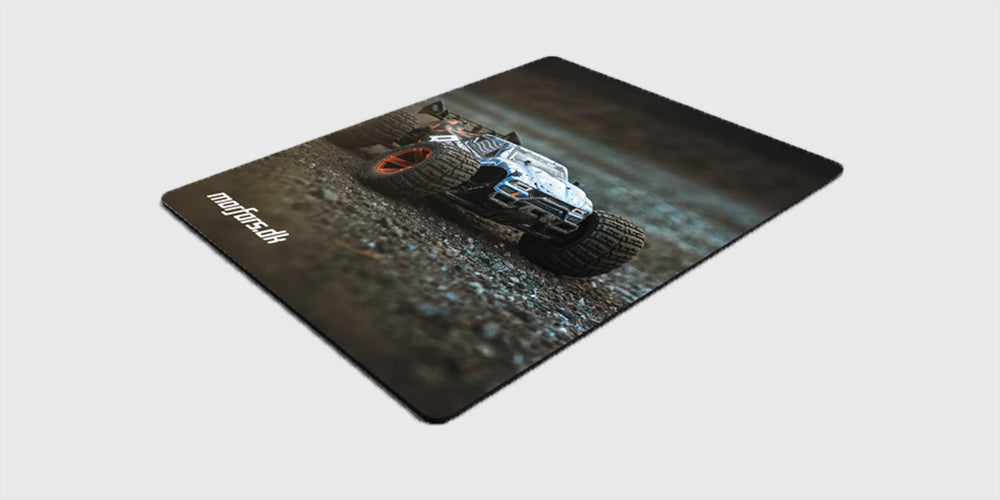 Sort Morfars.dk musemåtte V2 med hvidt logo og skridsikker bund vist på en hvid baggrund.