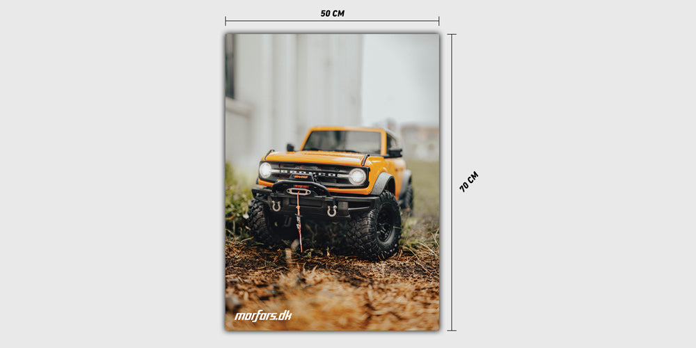 Plakat med illustration af en orange Ford Bronco fjernstyret bil i terræn til dekoration.