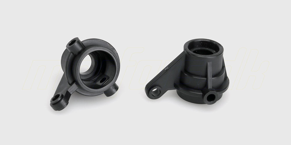 To sæt sorte steering hubs i plastik til fjernstyret bil vist på en hvid baggrund.