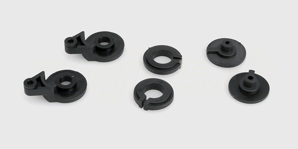 Sæt med hvide servoarme og servosavere i plast til fjernstyret bil.