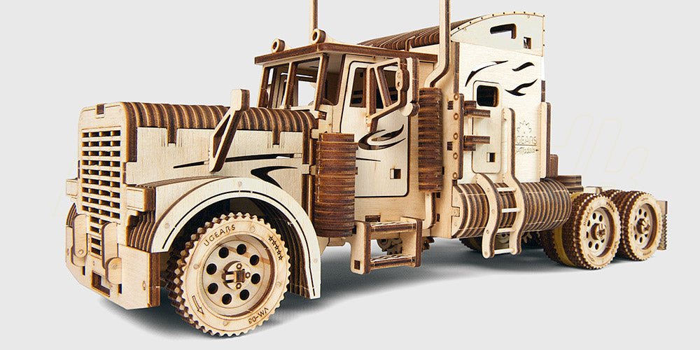 Detaljeret Ugears Heavy Boy Truck mekanisk byggesæt i træ med synlige gear og bevægelige dele.