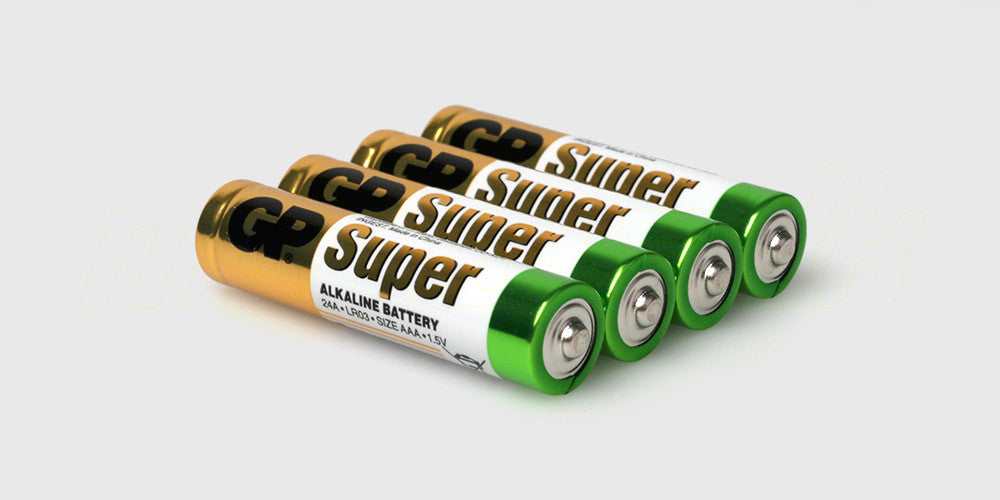 Fire GP Super Alkaline AAA batterier opstillet på række til brug i fjernstyret legetøj og elektronik.