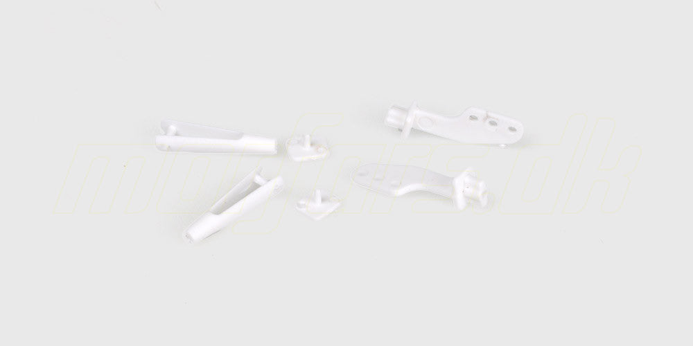 Hvide plastikreservedele til WLtoys F949 Cessna fjernstyret fly vist på en hvid baggrund.