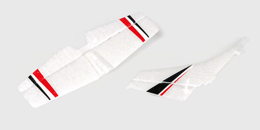 Hvidt haleplanssæt til F949 fjernstyret fly bestående af højdeplan og vertikal stabilisator.