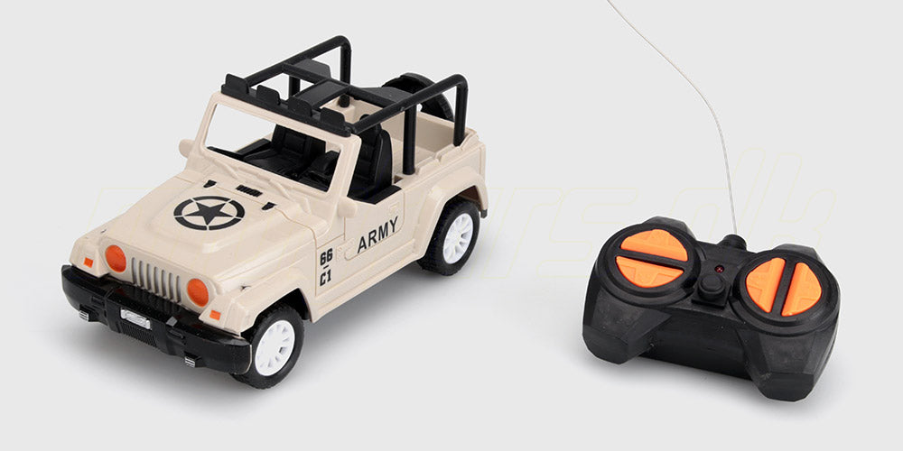 Militærgrøn fjernstyret Army Jeep med robuste terrængående dæk til udendørs leg.