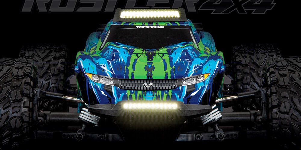 Komplet Traxxas Rustler 4x4 LED lyssæt med hvid lysbar til kofanger og tag samt rød LED-baglygte.