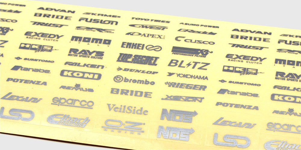 Ark med små sølvfarvede Smallz-klistermærker med forskellige logoer til dekoration af fjernstyrede biler.