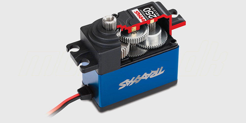 Blå vandtæt Traxxas High-Torque 330 servo med metaldrev til fjernstyrede biler vist på hvid baggrund.