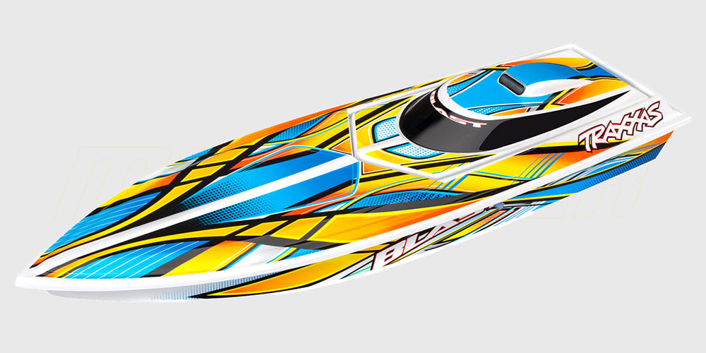 Hvid Traxxas Blast fjernstyret racer båd med strømlinet skrog og sportslige detaljer.