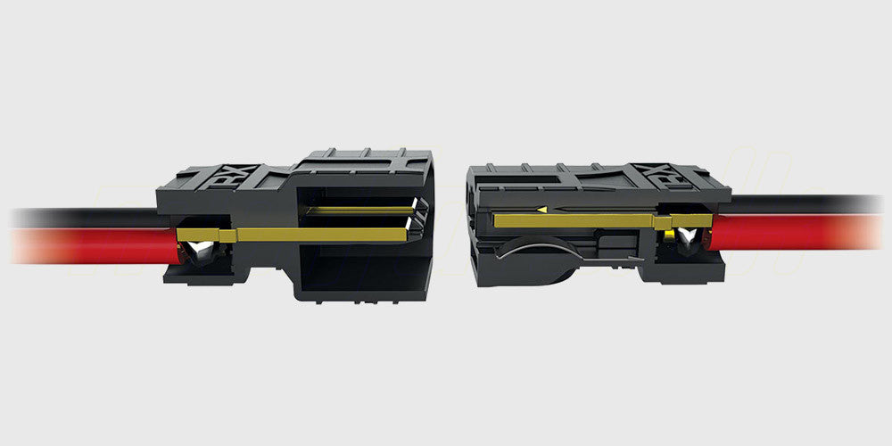 Nærbillede af et Traxxas iD-stik på et 7,4V 3000mAh batteri til fjernstyrede biler.