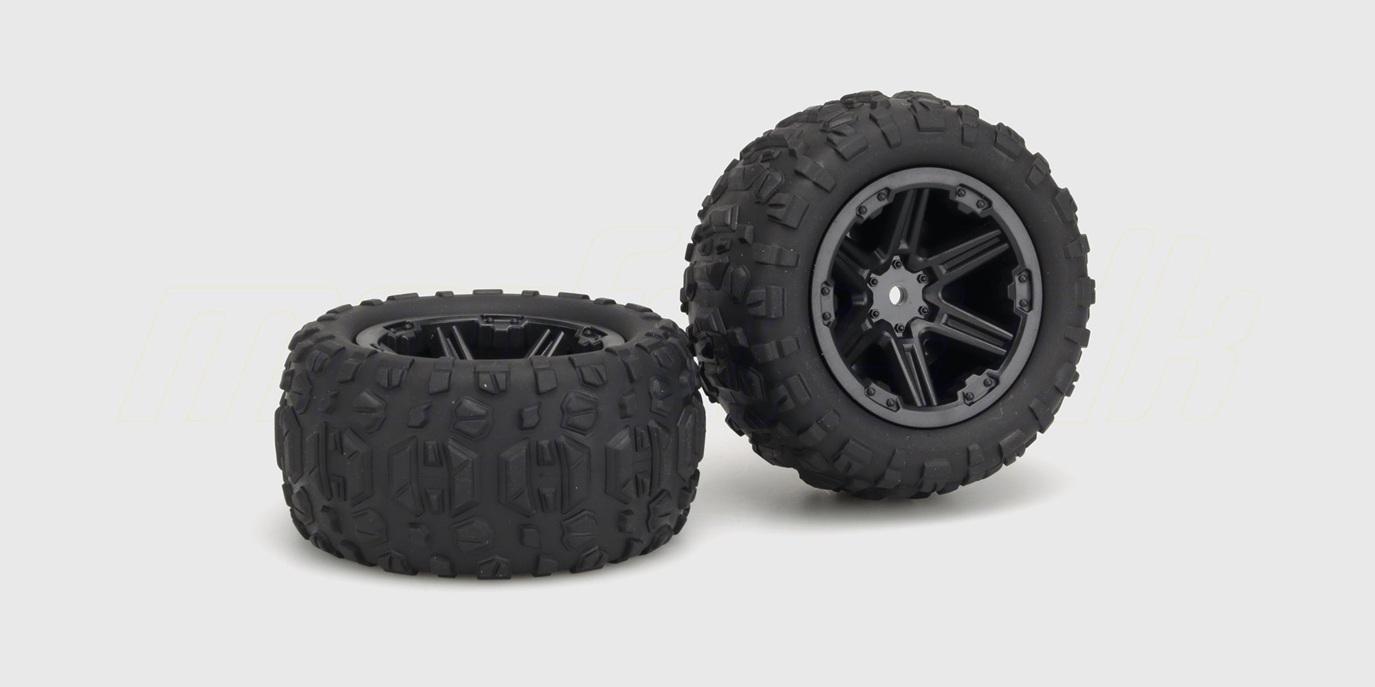 To sorte Hurricane XL hjul med grove offroad dæk og sølvfarvede fælge til fjernstyret bil.