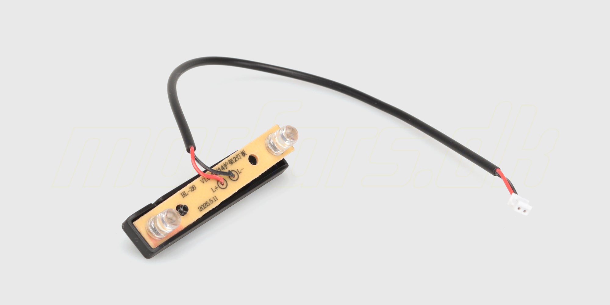 Komplet Bumper LED Kit med to hvide dioder og ledningsnet til montering på kofangeren af en fjernstyret bil.