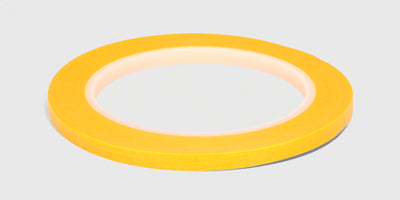 To ruller gul afdækningstape i forskellig bredde til præcisionsmaling af fjernstyrede biler.