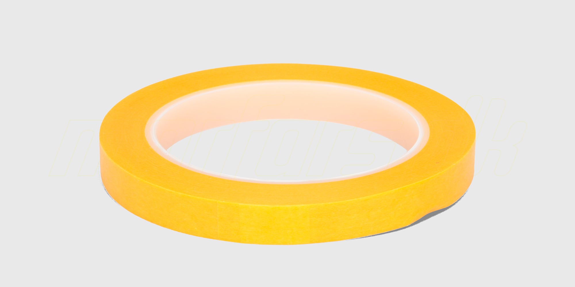 Gul afdækningstape på rulle til præcis maling og lakering af karosserier på fjernstyrede biler.