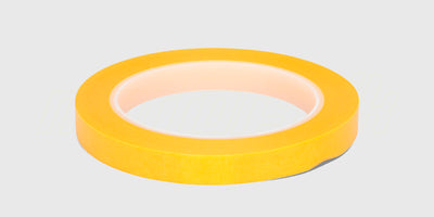 Gul afdækningstape på rulle til præcis maling og lakering af karosserier på fjernstyrede biler.