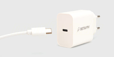 BetaFPV 6-ports 1S LiPo oplader med digitalt display til opladning af flere små batterier på én gang.