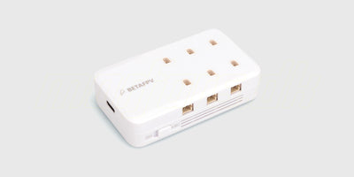 BetaFPV 1S LiPo-oplader med 6 porte og digitalt display til samtidig opladning af dronebatterier.