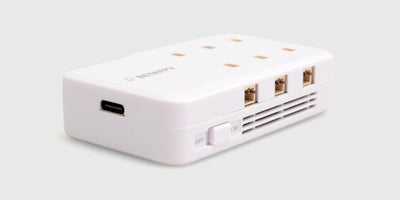 BetaFPV 1S LiPo batterioplader med 6 porte og digitalt display til effektiv opladning af FPV-batterier.