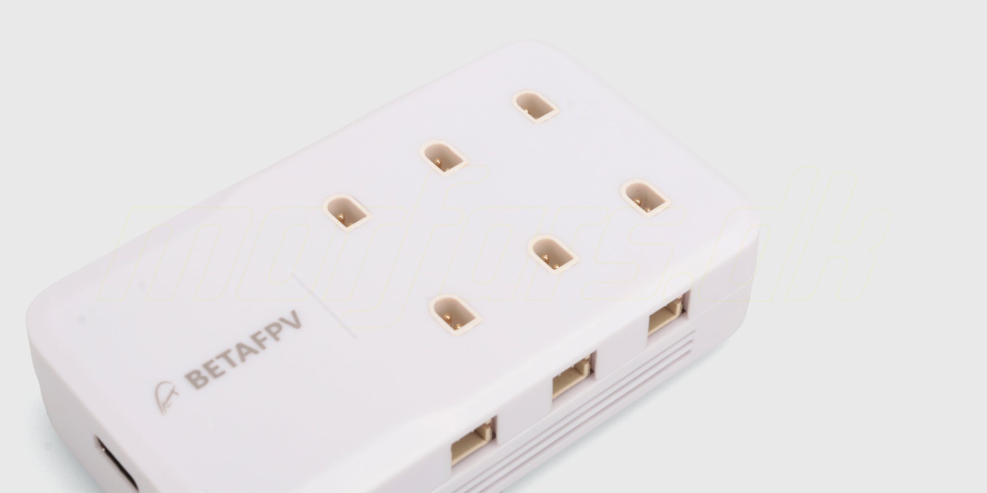 BetaFPV 6-port 1S LiPo batterioplader med USB-C indgang vist fra siden på en hvid baggrund.