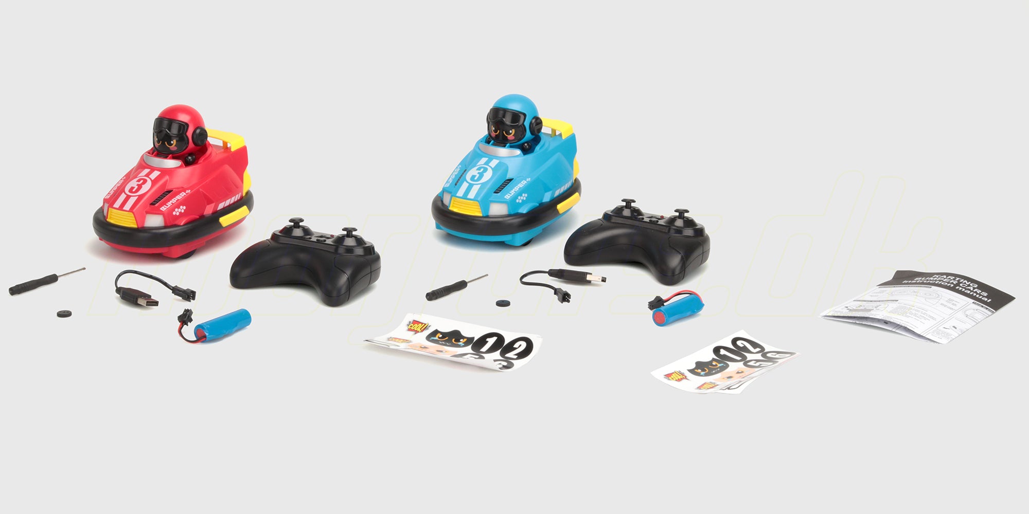 To fjernstyrede Bumper Cars radiobiler med controllere vist i deres originale emballage.