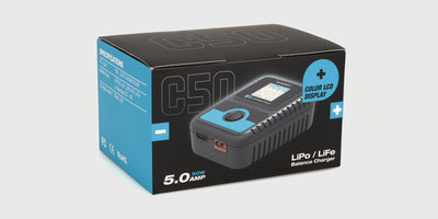 Sort Charger C50 digital batterioplader med LCD-display til præcis opladning af batterier til fjernstyrede biler.