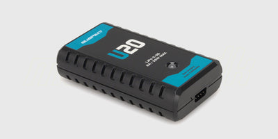 Sort Charger U20 batterioplader med digitalt display vist skråt fra siden på en hvid baggrund.