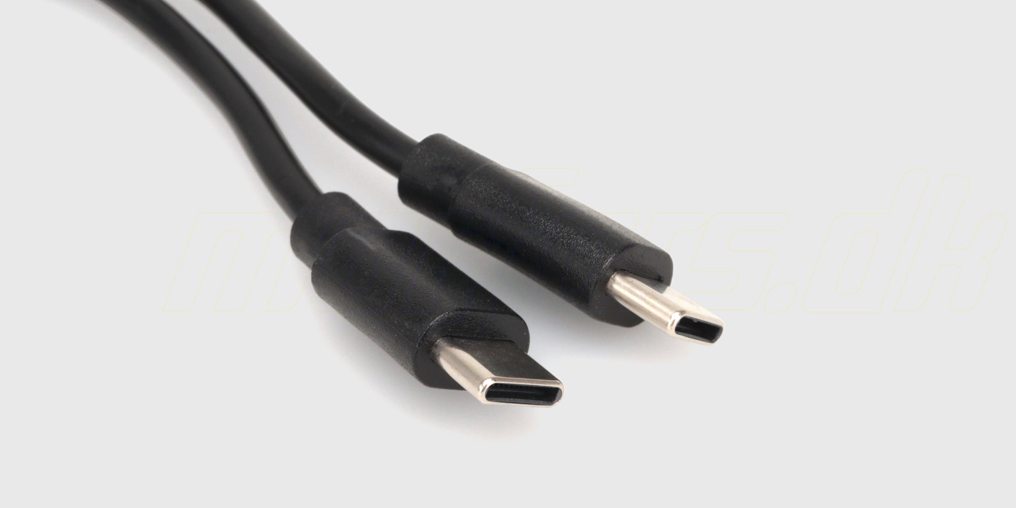 Sort Charger U20 batterioplader til fjernstyrede biler vist fra siden med kabler og stik.